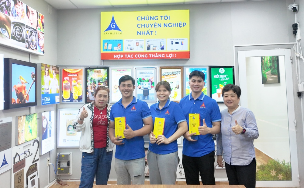 lãnh đạo công ty tuyên dương và phát thưởng cho các nhân viên xuất sắc năm 2025